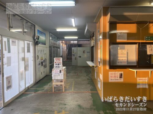 新鉾田駅 | E.V.工事中のため、駅員室が仮設となっている（2022年撮影）