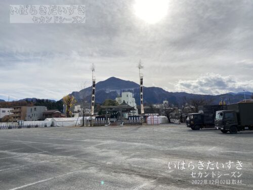 御旅所と背景には武甲山（2022年撮影）